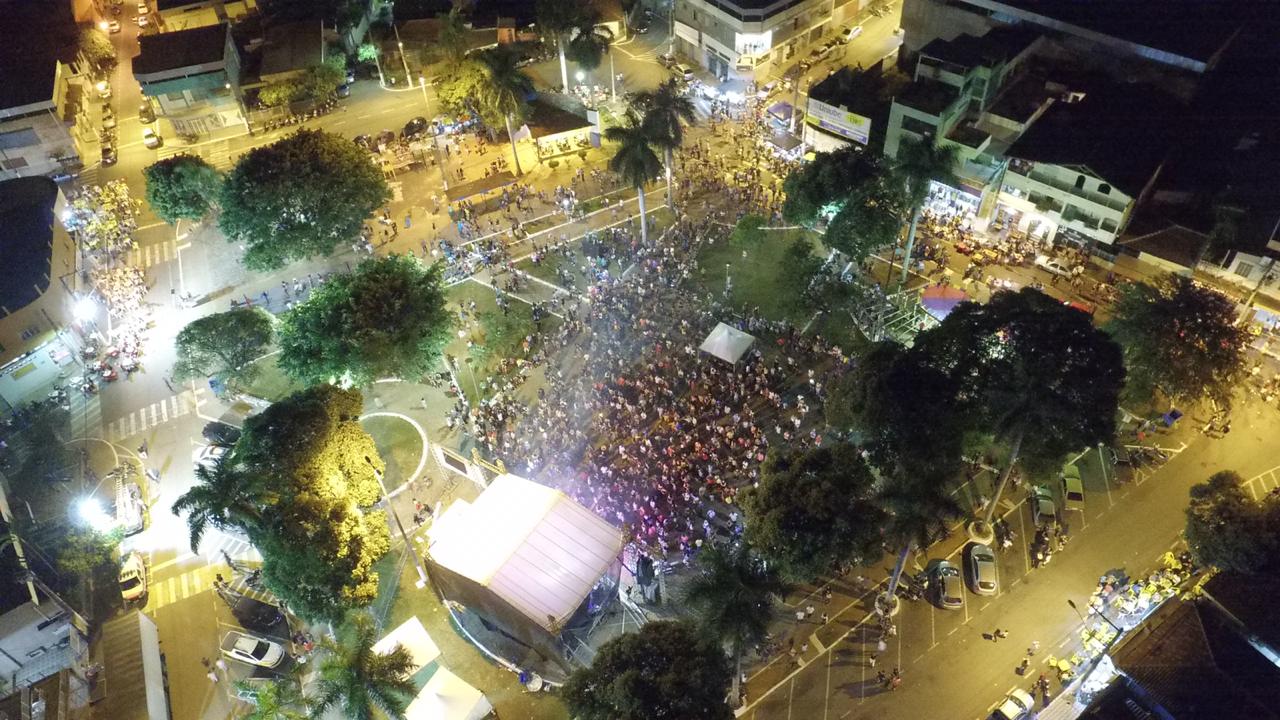 Praça 29 de Abril recebe iluminação de Natal em Timóteo – Jornal Bairros Net