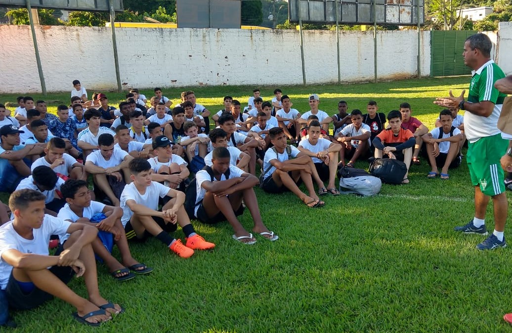 Jogadores do Atlético Mineiro visitam alunos da Escolinha de Futebol de  Diadema - Prefeitura de Diadema