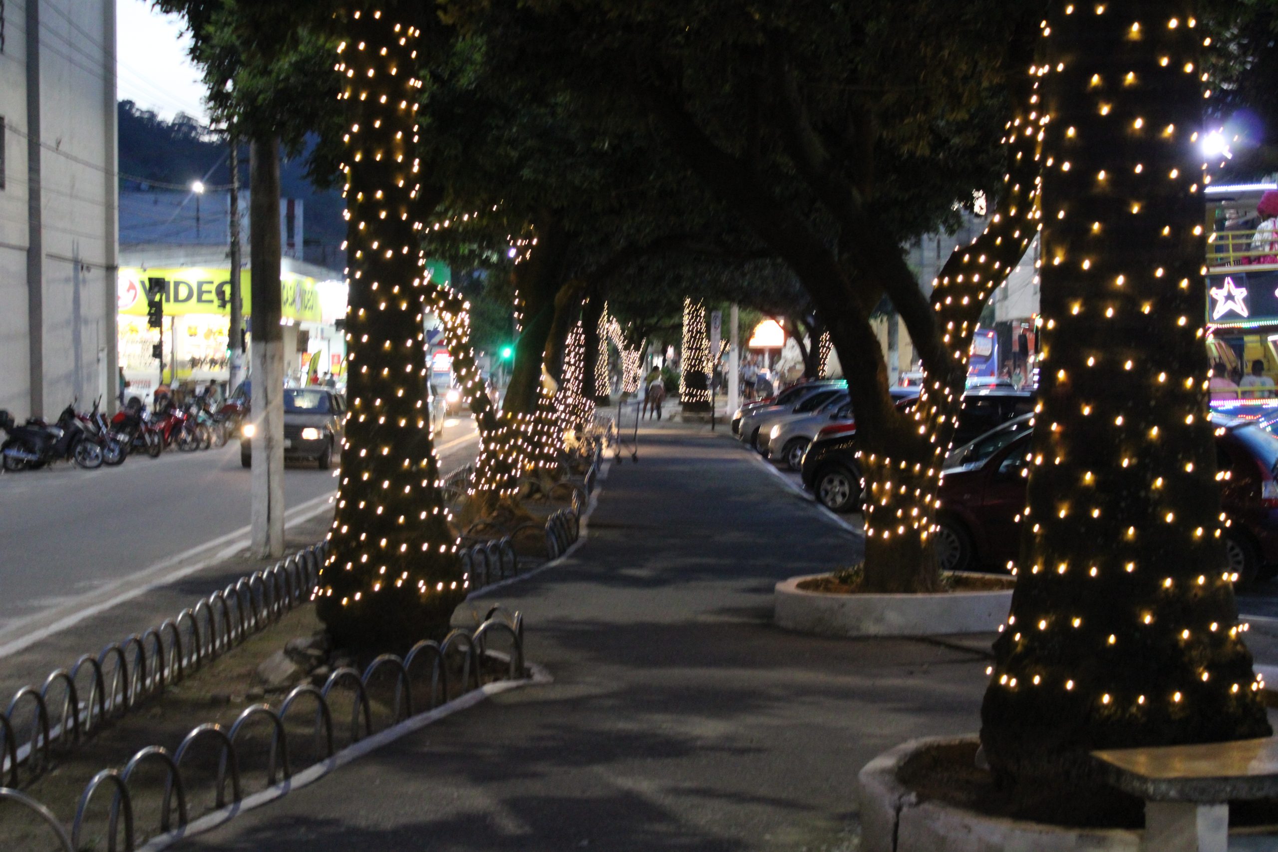 Praça 29 de Abril recebe iluminação de Natal em Timóteo – Jornal Bairros Net