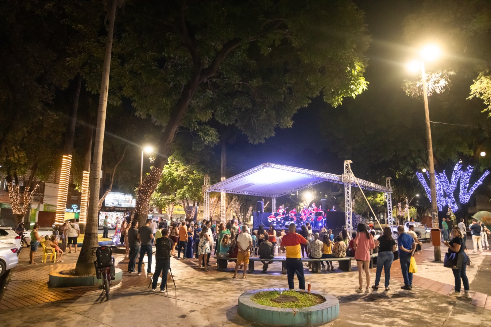 Praça 29 de Abril recebe iluminação de Natal em Timóteo – Jornal Bairros Net