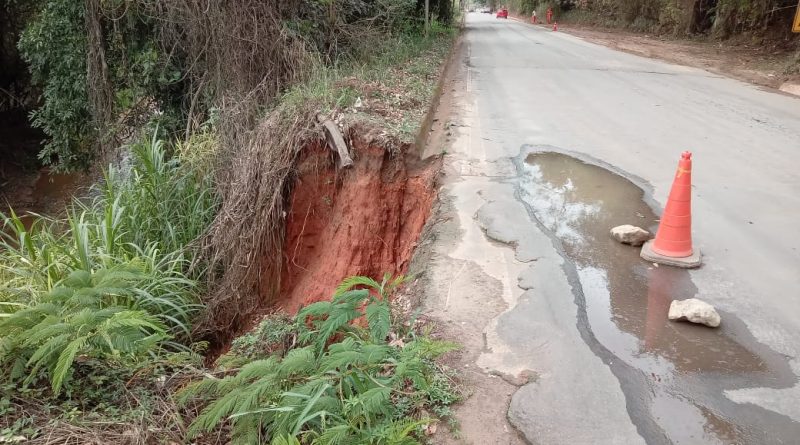 Erosão na lateral da MG-425, no distrito de Lavrinha, ameaça interromper o trânsito