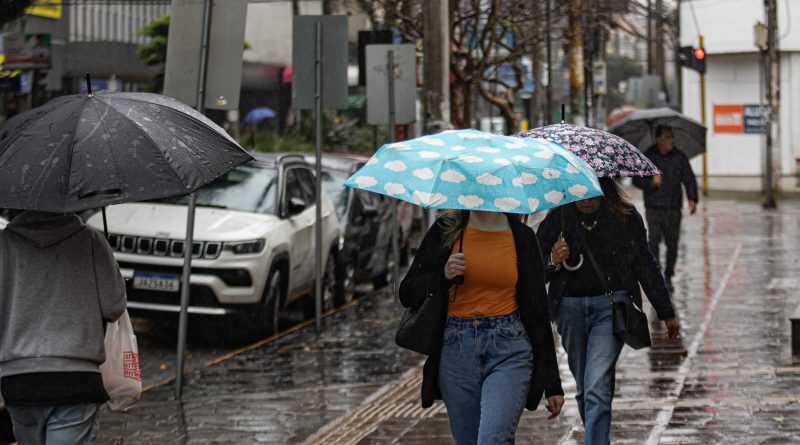 Combinação de forte calor com chegada de frente fria pode trazer chuvas para Minas neste fim de semana