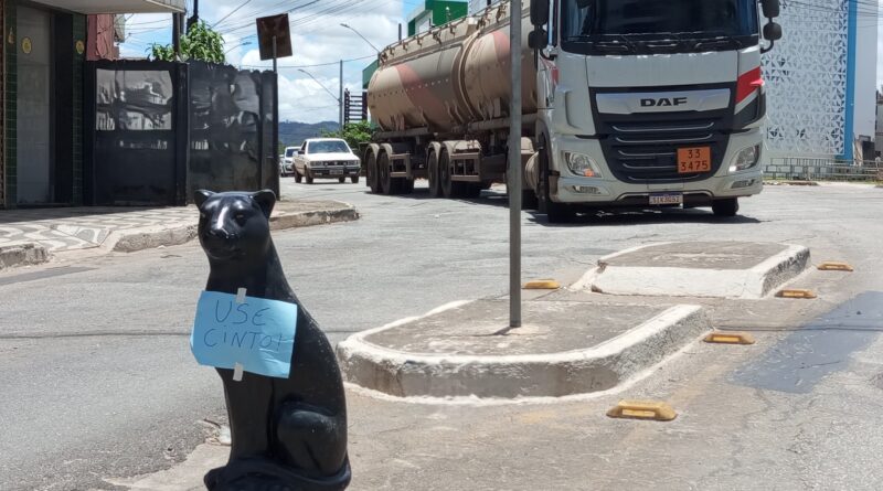 No semáforo da Câmara de Fabriciano, um comerciante inovou com o pedido “USE CINTO”