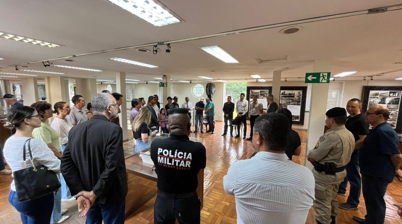 Museu da Aperam South America recebe visita de veteranos da Polícia Militar de Minas Gerais