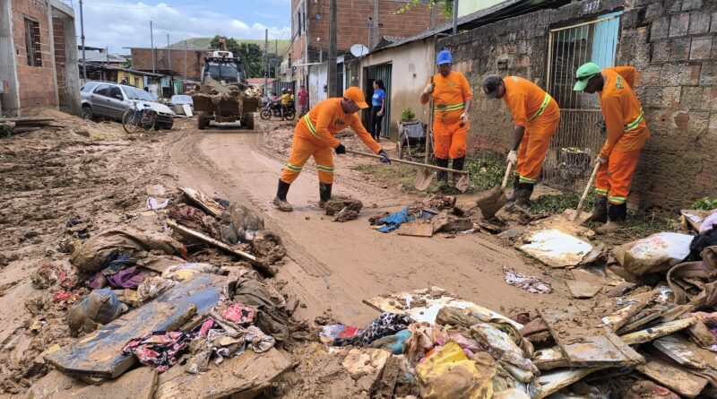 Equipes da Prefeitura de Fabriciano intensificam trabalho de limpeza por toda cidade após enchente