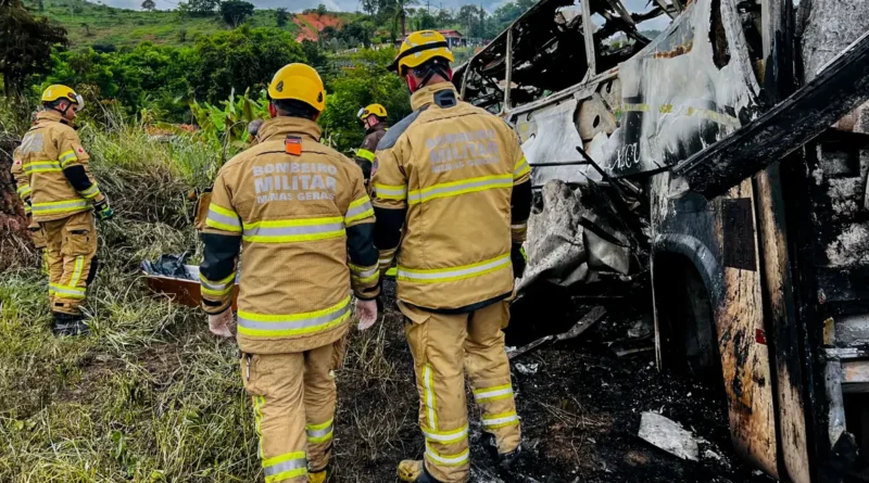 Sobe para 41 número de mortos no acidente em Teófilo Otoni (MG). Veja mais fotos