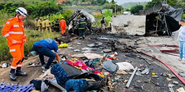 Acidente entre carro, carreta e ônibus deixa 38 mortos na BR-116. Motorista da carreta fugiu