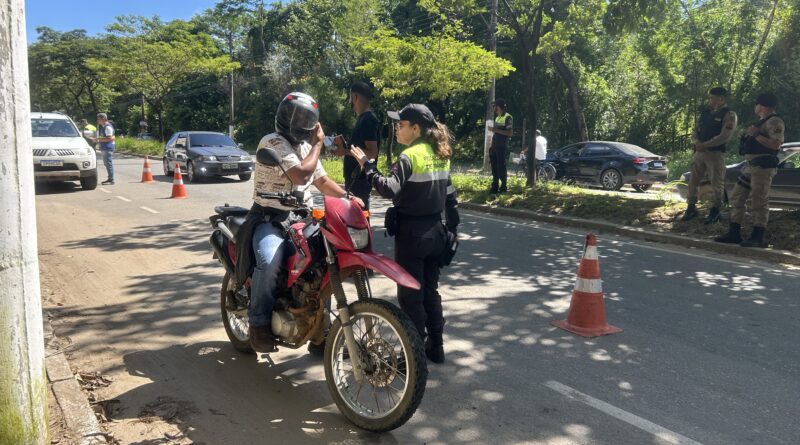 AÇÃO EDUCATIVA: Agentes de trânsito realizam blitz de orientação e educação em Timóteo