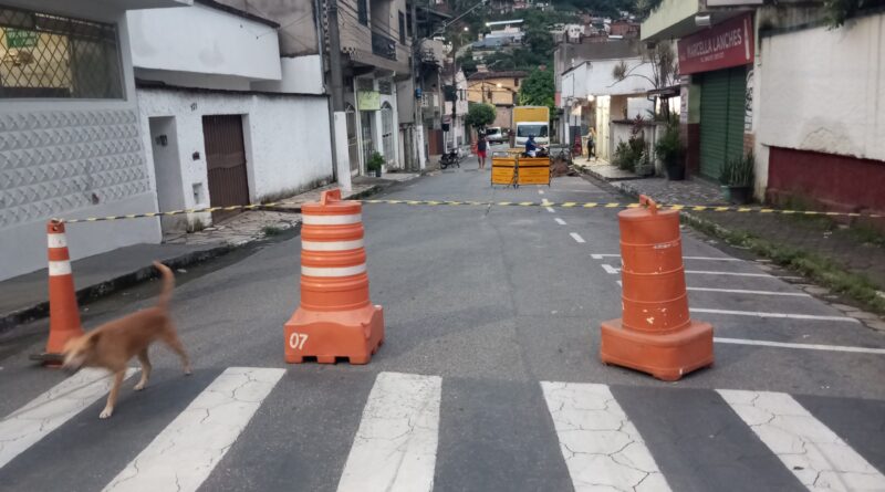 Obra da Copasa: Afundamento e abertura de buracos em remendos no asfalto, no Alvorada, em Timóteo