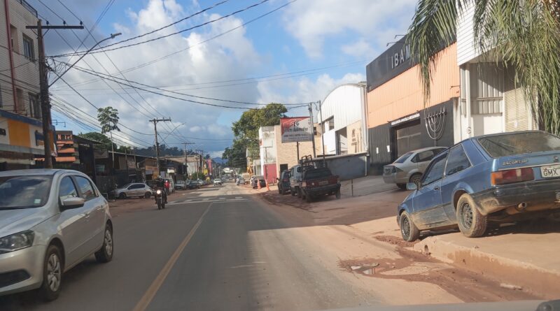 “Poeira durante a seca e barro no período chuvoso”, reclamam comerciantes da avenida Acesita, em Timóteo (MG)