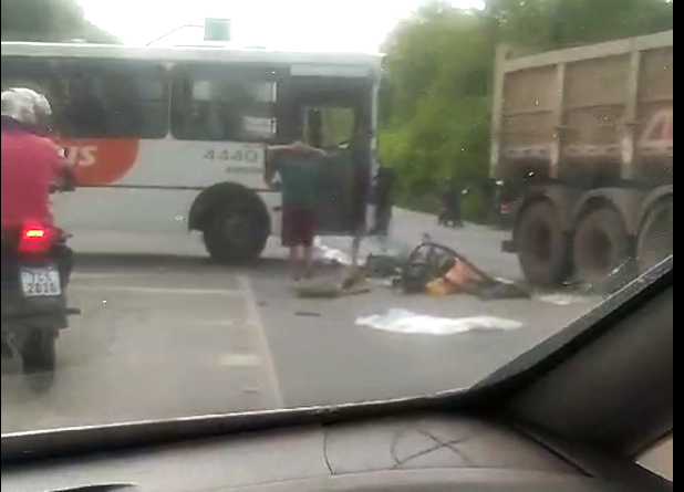 Acidente entre uma carreta e ônibus no semáforo da Sinterização, em Timóteo