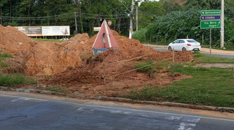 Obra paralisada e trânsito complicado: Motoristas reclamam e pedem providências