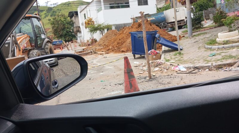 Na Praça Rozalita, no Centro Sul de Timóteo, obra da Copasa impõe riscos de acidentes