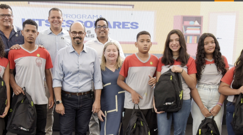 Cerca de 350 mil estudantes da rede estadual de ensino recebem kits escolares