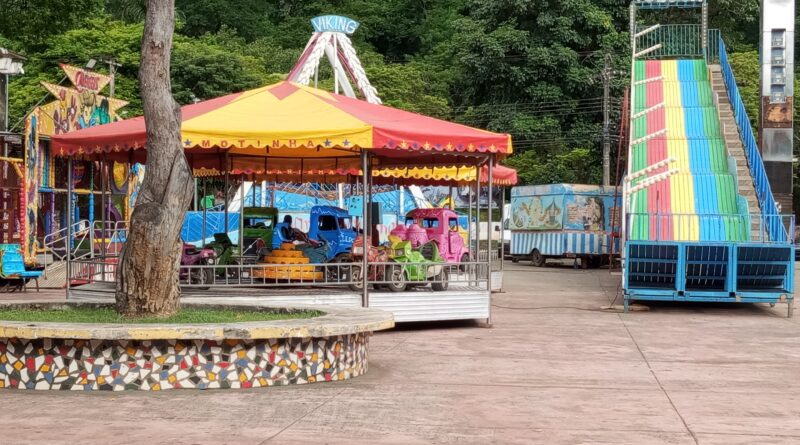 Parque de Diversão na Praça 1º de Maio: choro dos filhos e constrangimento para os pais