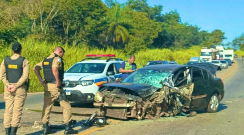 Acidente entre carros deixa feridos na BR-381. Um dos veículos caiu numa ribanceira